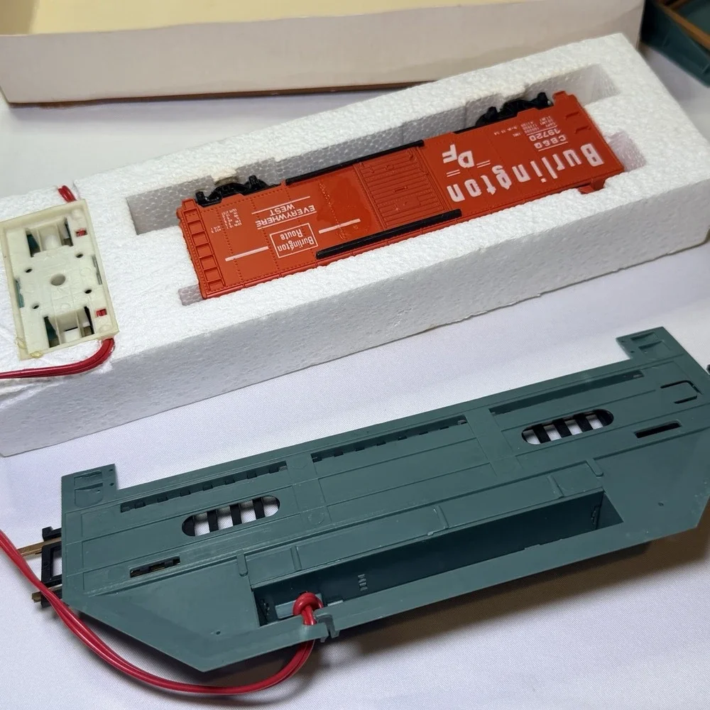Vintage Tyco HO Scale Freight Unloading Box Car Set (No. 930) Train Set With Box